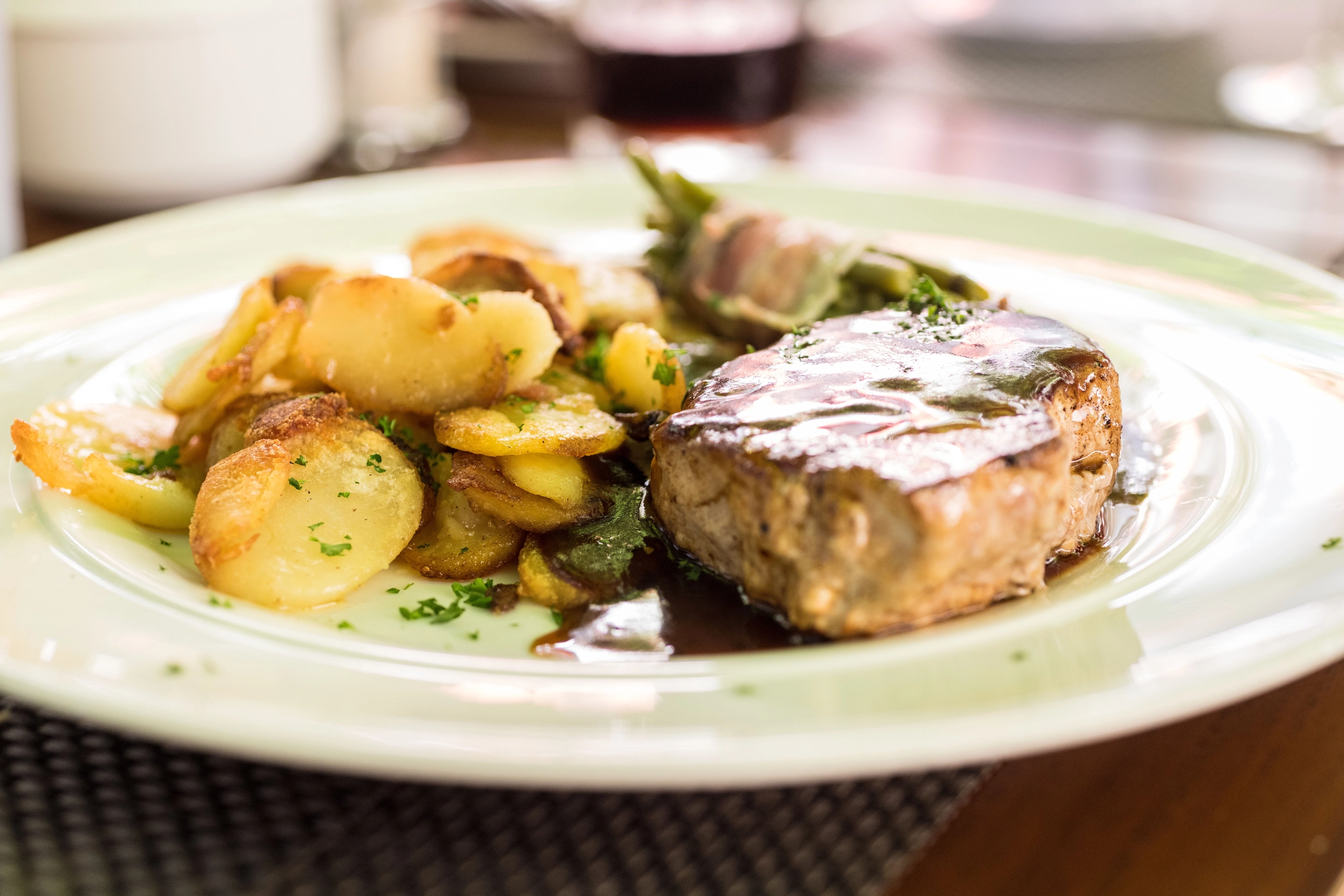Abendessen Ein Paar genießt die abendliche Mahlzeit im Restaurant Doctor Weinstube